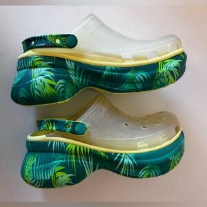 Crocs Classic Bae Clog in the Translucent Tropical Green-Sz 9W